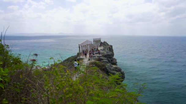 観光客はフォーチュン島のアクロポリスの模倣建物の遺跡を訪問しています フィリピン — ストック動画