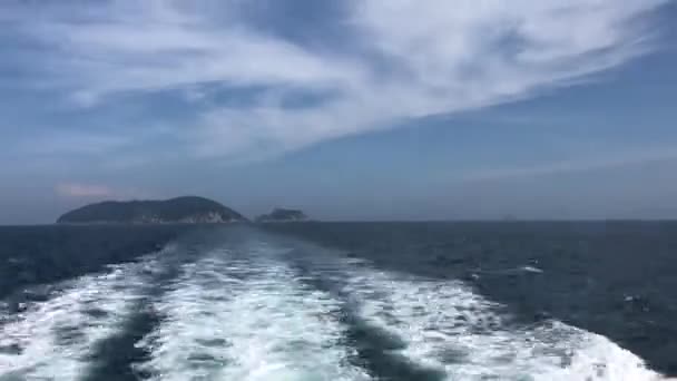 Timelapse Της Αφύπνισης Μονοπάτι Ενός Πλοίου Ένα Νησί Στο Βάθος — Αρχείο Βίντεο