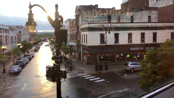 Downtown Streetlamp Brilhando Verão Sol Enquanto Carros Dirigem Passado — Vídeo de Stock