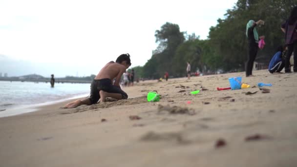 Kind Spelen Met Zand Het Strand Slow Motion Filmische — Stockvideo