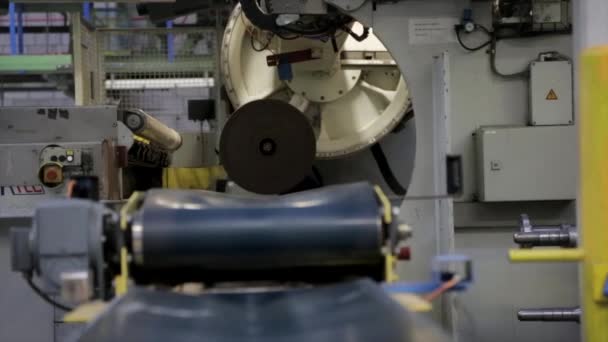 Grand Rouleau Papier Sur Tapis Roulant Dans Une Usine Production — Video