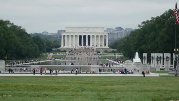 池の向こうのリンカーン記念館の眺め — ストック動画