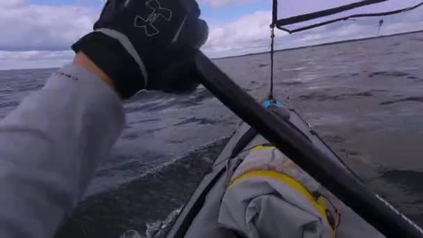 カイアカーはスウェーデンのヴァナーを一人称視点で曇った空に漕ぐ — ストック動画