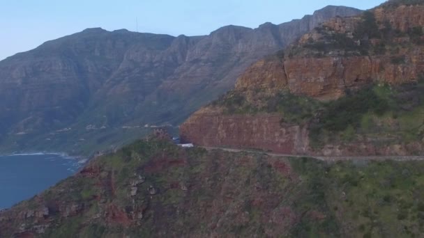 日没の間 チャップマンズピークドライブのケープ半島沿岸の崖と山々 南アフリカ — ストック動画