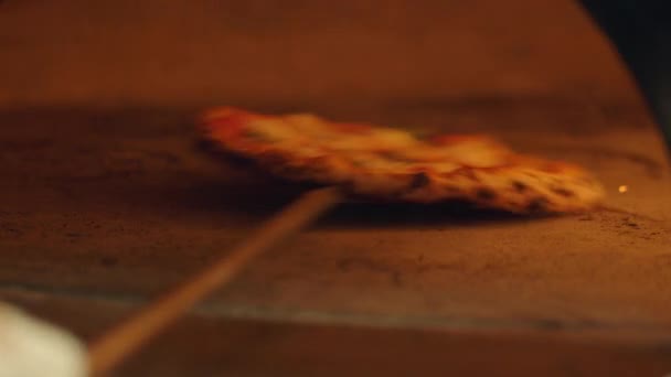 一个那不勒斯风格的比萨饼是在一个烧木头的烤箱里烤的 然后转了个身 在一家不错的餐馆里吃东西 — 图库视频影像