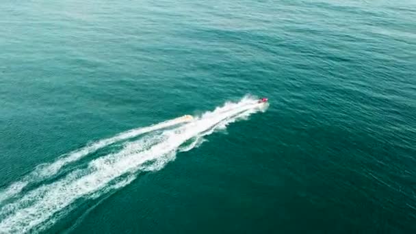 ジェットスキー ケントの青い海の上の休暇のいかだを牽引 — ストック動画