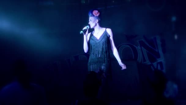 美しいレトロな女性歌手ステージ上のスモーキーなバーでフラッパーのドレスを着て — ストック動画