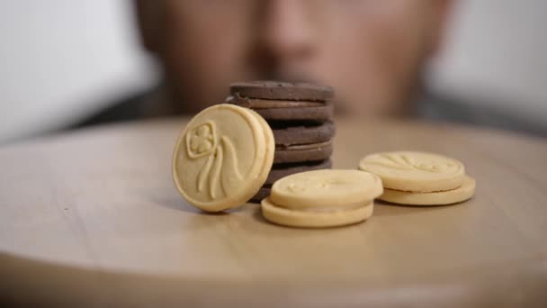 Homem Desleixadamente Come Biscoito — Vídeo de Stock