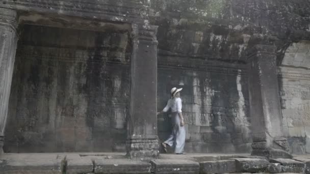 Kamboçya Daki Eski Taş Tapınağın Kalıntılarında Yürüyen Güzel Bir Kadın — Stok video