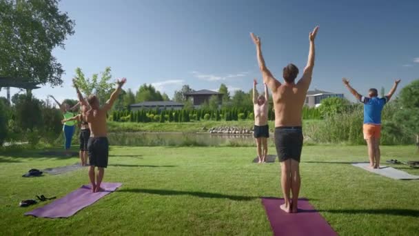 Yoga Sobre Hierba Detrás Paseo — Vídeos de Stock