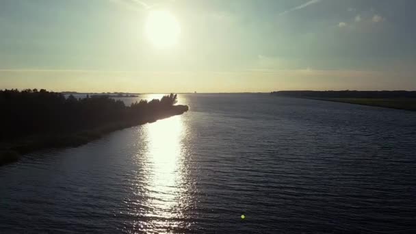 Pôr Sol Lindo Lago Nas Terras Baixas Vista Uma Ponte — Vídeo de Stock