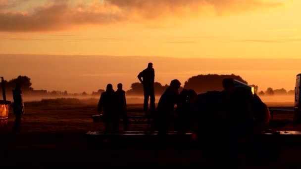 Einige Arbeiter Silhouetten Während Sonnenuntergang Stunde — Stockvideo