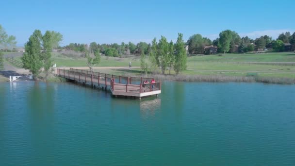 Drone Toma Personas Relajándose Cerca Del Agua Lago Azul Colorado — Vídeo de stock