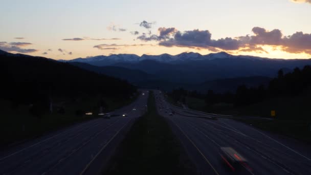 日落时分 山时光流逝的公路 — 图库视频影像