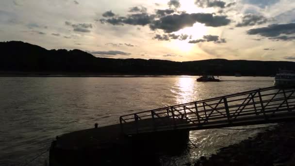 Een Silhouet Boot Gaat Het Water Met Een Prachtige Zonsondergang — Stockvideo