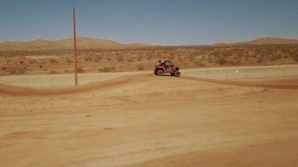 Slowmo Road Racing Kalifornii Malowniczej Pustyni Tracking Shot — Wideo stockowe