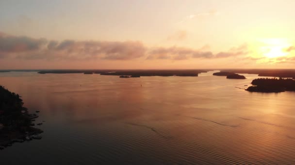夏の間 スウェーデン諸島でオレンジ色の夕日のドローン撮影 — ストック動画