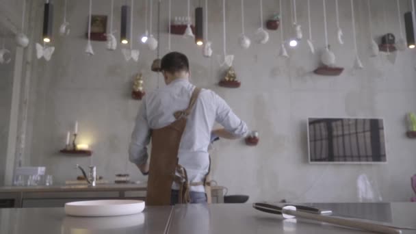 Chef Cook Colocando Fatias Beterraba Vermelha Prato Branco — Vídeo de Stock