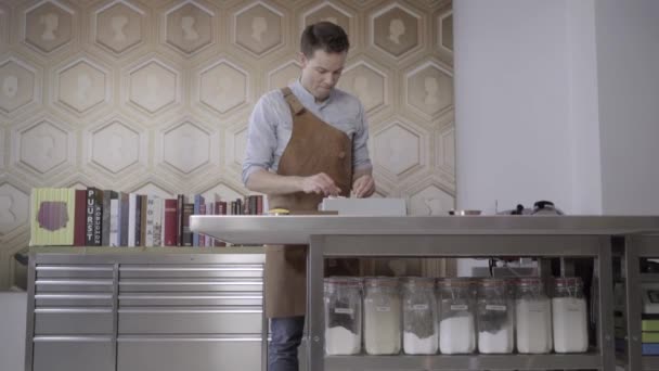 Larga Dose Cozinheiro Sua Cozinha Loft Que Faz Piruetas Chocolate — Vídeo de Stock