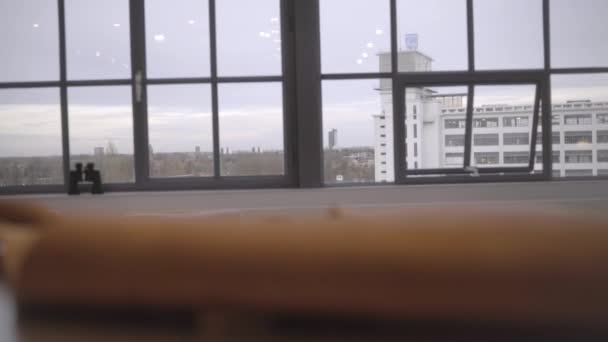 Stilvolle Aufnahme Von Einem Koch Der Seine Braune Lederschürze Anzieht — Stockvideo
