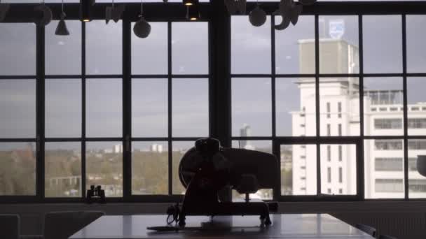 Silhouette Cuoco Casalingo Chef Nel Suo Loft Che Prende Robot — Video Stock