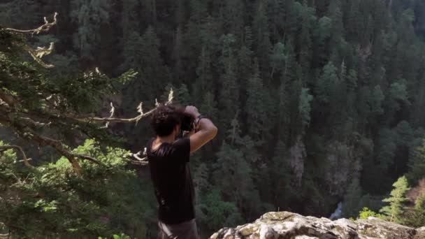Der Reisende Fotografiert Den Wald Rande Der Klippe — Stockvideo