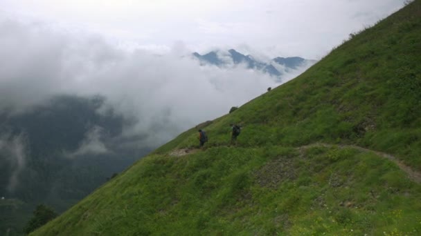Podróżnicy Idą Krawędź Góry Chmur — Wideo stockowe