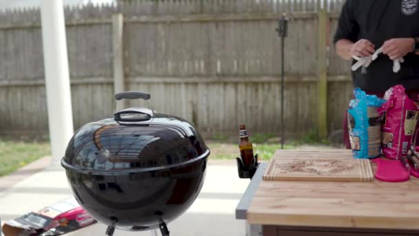 Vor Dem Grillen Latexhandschuhe Anziehen — Stockvideo