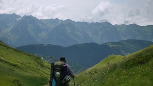 Touriste Suit Chemin Vers Crête Caucase — Video