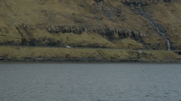 Carro Dirigindo Longo Estrada Com Cenário Dramático Das Ilhas Faroé — Vídeo de Stock