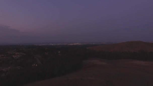 Een Drone Schot Een Voorstedelijk Heuvelachtig Landschap — Stockvideo