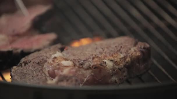 Cortando Pedazos Costilla Primera Una Parrilla Aire Libre Voltearlos Con — Vídeos de Stock