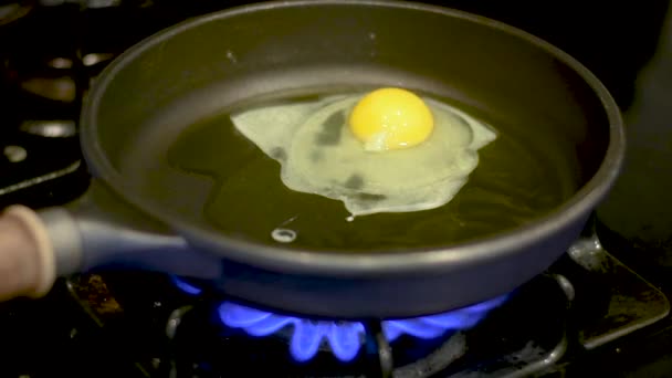 Cracking Telur Terbuka Dan Menjatuhkan Keras Panci Menggoreng Panas — Stok Video