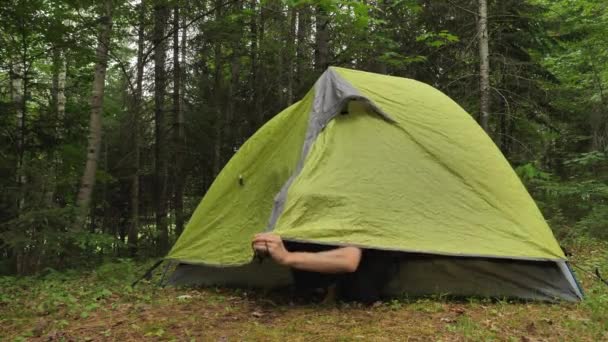 Homem Saindo Porta Uma Pequena Tenda Acampamento Câmera Lenta — Vídeo de Stock