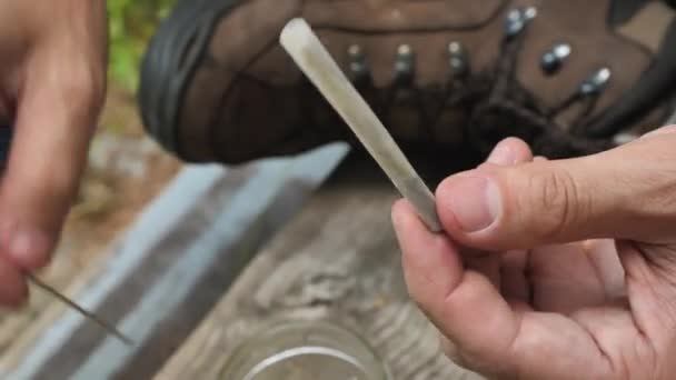 Close Das Mãos Homem Fazendo Toques Finais Cigarro Cannabis — Vídeo de Stock