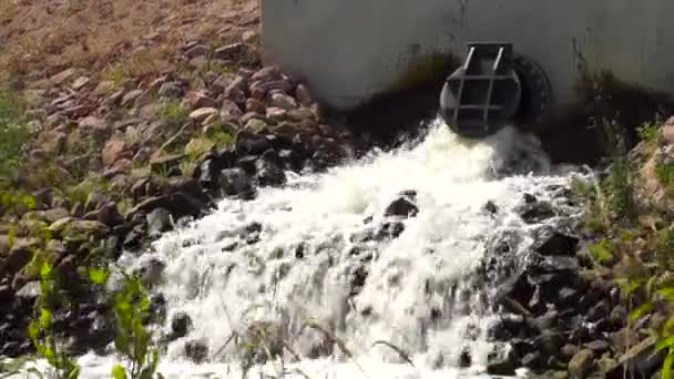 Een Riool Die Een Ton Water Uitstort Een Zeer Stabiele — Stockvideo