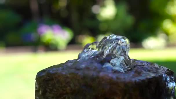 Een Verbazingwekkende Close Van Een Fontein Gieten Water Met Behulp — Stockvideo