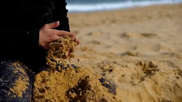 Dziecko Bawiące Się Piaskiem Plaży — Wideo stockowe