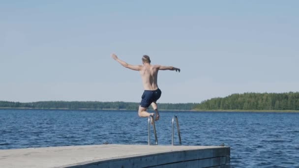 Hombre Saltando Agua Con Salpicaduras — Vídeos de Stock