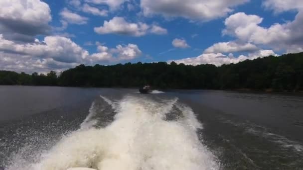 Zicht Vanaf Achterkant Van Een Speedboot Die Een Andere Motorboot — Stockvideo