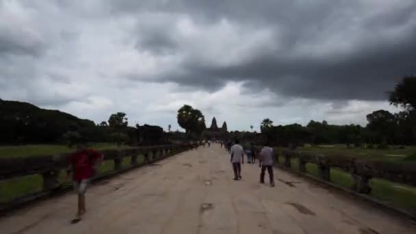 Entra Angkor Wat Turisti Che Visitano Tempio Iperlapse Passeggiata Lungo — Video Stock