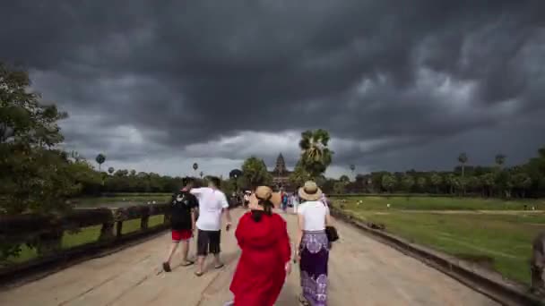 Angkor Wat Girer Tapınağı Ziyaret Eden Turistler Yol Boyunca Yürüyorlar — Stok video