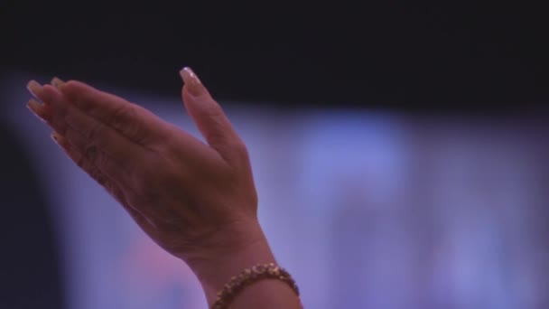 Mãos Femininas Levantadas Cultos Igreja — Vídeo de Stock