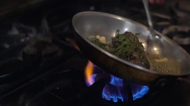 Tiro Apertado Cozinheiro Cozinhando Belo Bife Uma Frigideira Sobre Uma — Vídeo de Stock