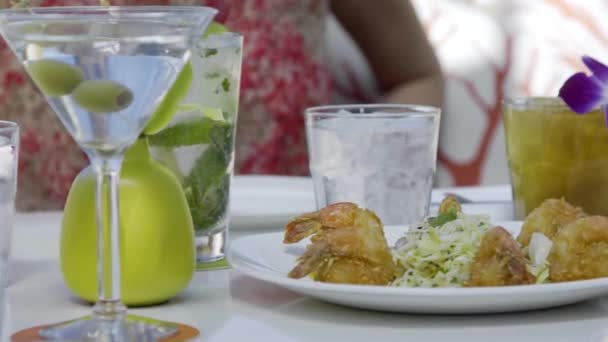 Tight Outdoor Daylight Shot Restaurante Table Featuring Plate Shrimp Martini — Vídeos de Stock