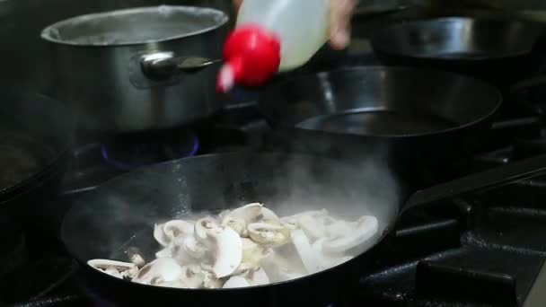 Koken Ontbijt Commerciële Keuken — Stockvideo