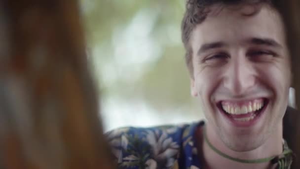 Joyeux Jeune Homme Blanc Jouant Coup Oeil Dans Caméra Sourire — Video