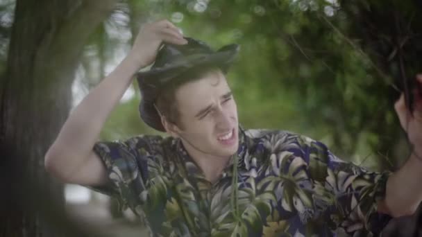 Mannen Hawaian Skjorta Explorer Outfit Tar Hatten När Han Skannar — Stockvideo