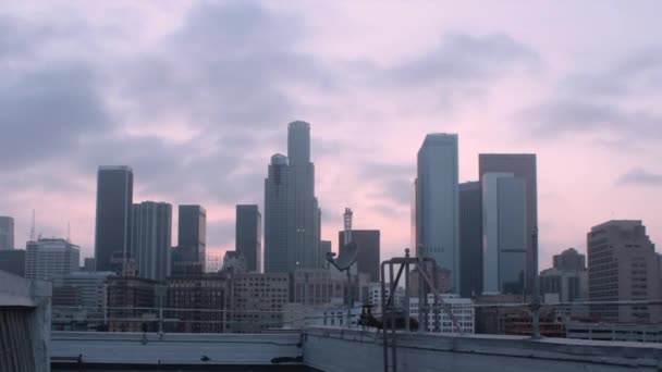隐约的云彩笼罩在日落时分洛杉矶市中心的摩天大楼上 — 图库视频影像