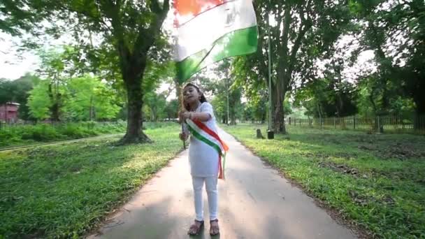 Маленькая Милая Девочка Индийским Национальным Флагом Покачиваясь Перед Камерой Счастливого — стоковое видео